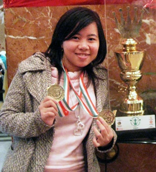 Nữ kiện tướng quốc tế tuổi 18 chơi cờ nuôi gia đình ảnh 1