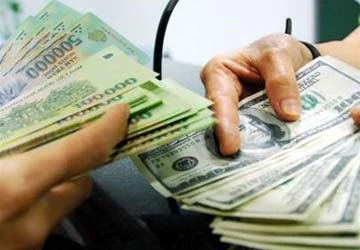 Đôla chợ đen tăng vọt lên trên 19.100 đồng ảnh 1