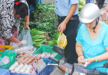 Trách nhiệm kìm lạm phát không chỉ của NHNN ảnh 1