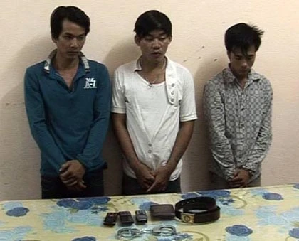 Giả danh cảnh sát uy hiếp cướp tiền gái mại dâm ảnh 1