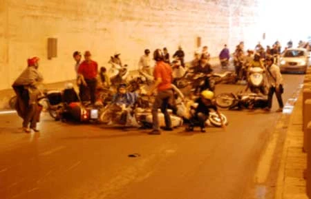 Hàng loạt xe máy gặp nạn trong hầm Kim Liên ảnh 3