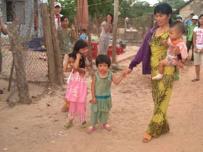 Bắt một phụ nữ nghi bắt cóc trẻ con ảnh 1