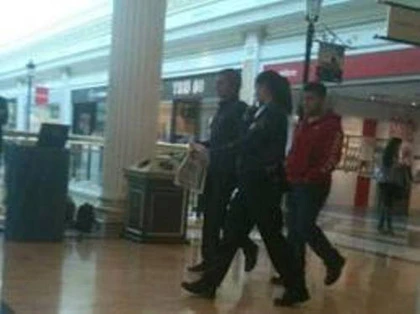 Mourinho bị kiện vì đá đít một người hâm mộ ảnh 1