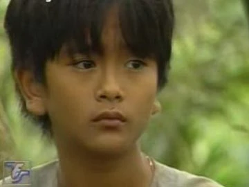 Diễn viên Hùng Thuận.Ảnh: TFS Năng khiếu quý hơn vàng! Điều không thể phủ nhận là thành công vang dội của bộ phim Triệu phú khu ổ chuột (Slumdog millionaire) phần nào nhờ vào khả năng diễn xuất tài tình của các diễn viên, trong đó có Azharuddin Ismail và Rubina Ali, hai đứa bé được đoàn làm phim “phát hiện” ở khu ổ chuột Mumbai (Ấn Độ). Ngoài những giải thưởng, lời tán tụng, Azharuddin Ismail và Rubina Ali còn nhận được đề nghị làm việc với kinh đô điện ảnh Bollywood. Nền công nghiệp điện ảnh hiện đại thế giới hôm nay rất nhanh nhạy và đưa không ít tài năng trẻ thành những ngôi sao. Mỗi năm, chương trình tìm kiếm tài năng trẻ Child Actor Program ở Oakwood Toluca Hills (Los Angeles) nhận hàng ngàn trẻ em để đào tạo khả năng diễn xuất. Những buổi diễn thuyết về công nghiệp biểu diễn; các buổi học gặp gỡ diễn viên; tham quan hội chợ triển lãm gồm các băng hình ghi buổi diễn thử, ảnh chụp chân dung, đĩa mang nội dung chiến lược tiếp thị... là một trong những nội dung đào tạo các diễn viên nhí. Nổi tiếng không kém về việc săn và đào tạo sao nhí cho màn ảnh còn phải kể đến các kênh truyền hình (chủ yếu sản xuất phim thiếu nhi) như Nickelodeon, Disney Channel, The New Mickey Mouse Club, The Donna Reed Show, hay trường thiếu nhi chuyên nghiệp (Professional Children’s School), nơi chuyên đào tạo diễn viên trẻ cho điện ảnh-sân khấu ở Hollywood... có nhiều nhóm chuyên viên săn lùng tài năng thường xuyên đi khắp nước Mỹ để tìm ngôi sao trẻ đưa về đào tạo. Không bỏ sót tài năng trẻ chính là yếu tố nền tảng giúp công nghiệp điện ảnh Mỹ luôn phát triển ổn định. Tất nhiên, không phải tất cả những người được đào tạo đều có thể trở thành diễn viên giỏi, có khả năng diễn xuất tốt nhưng các khóa đào tạo diễn viên nhí này giữ vai trò quan trọng trong việc bổ sung diễn viên cho nền công nghiệp điện ảnh hàng đầu thế giới Hollywood. Những diễn viên nổi tiếng hiện nay, như Jennifer Love Hewitt, Hilary Duff, Scarlett Johansson, Frankie Muni, Lindsey Lohan, Shirley Temple, Jake Gyllenhaal, Leonardo DiCaprio, Reese Witherspoon, Jena Malone, Anna Paquin, Dakota Fanning, Elizabeth Taylor, Miceky Rooney, Dustin Hoffman, Kirsten Dunst... xuất thân từ những khóa đào tạo sao nhí này. Không chỉ ở hai nền kinh đô điện ảnh nổi tiếng thế giới là Hollywood và Bollywood mới có chiến lược đầu tư để tái sử dụng nguồn diễn viên. Ở Thái Lan có Trường Kantana Academy của Tập đoàn Điện ảnh và Truyền hình Kantana, đào tạo diễn xuất cho các diễn viên từ 5 đến 15, 16 tuổi. Sau khi được chọn lọc kỹ lưỡng và đào tạo bài bản, diễn viên nhí sẽ được nhận vai để thực hành. Ở Trung Quốc, việc phát hiện và phân loại năng khiếu từng lứa tuổi để đào tạo từ nhỏ cũng rất được coi trọng. T.Vũ