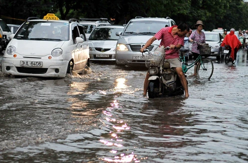 Hà Nội ngập trong cơn mưa lớn nhất từ đầu năm ảnh 9