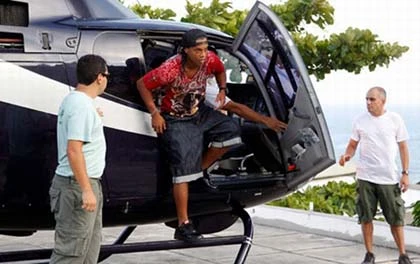 Ronaldinho thiết kế thời trang ảnh 2 Ronaldinho thiết kế thời trang ảnh 2