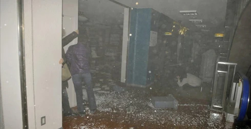 Quang cảnh một hiệu sách ở Sendai sau vụ động đất.