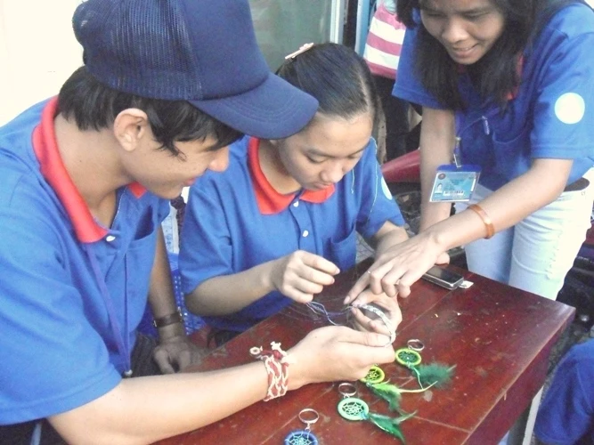 Làm đồ handmade hỗ trợ tân SV ảnh 1