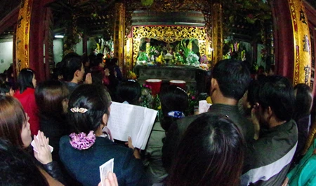 Chen lấn, xô đẩy vay tiền đầu năm ở đền Bà Chúa Kho ảnh 3 Chen lấn, xô đẩy vay tiền đầu năm ở đền Bà Chúa Kho ảnh 3