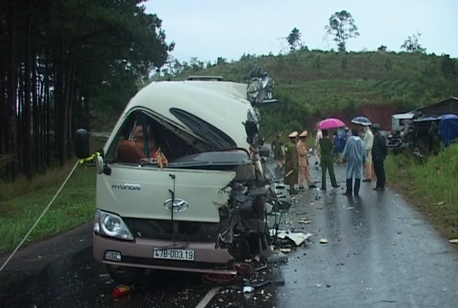Xe tông nhau, 1 người chết, 9 người bị thương ảnh 1