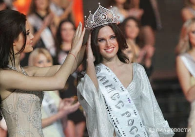 Tân hoa hậu cho biết cô cũng rất khoái ăn uống. Mặc cho sở thích này khá nguy hiểm đối với vóc dáng, Irina vẫn giữ được thân hình chuẩn.