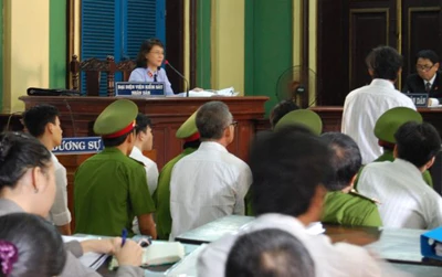 Trực tiếp phiên xử Hoàng Khương- phần 3: Hoàng Khương bị xử 4 năm tù giam ảnh 3 Trực tiếp phiên xử Hoàng Khương- phần 3: Hoàng Khương bị xử 4 năm tù giam ảnh 3