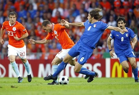 Hàng thủ yếu kém và hay mắc sai lầm là một nguyên nhân quan trọng khiến Italy (áo xanh) thua trận thảm hại trước Hà Lan. Ảnh: Reuters.