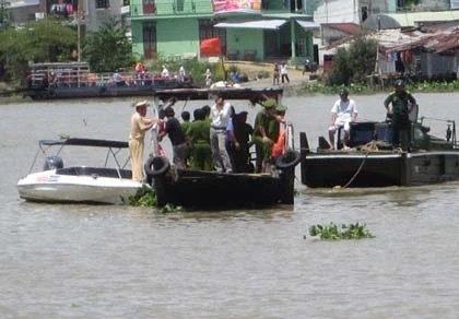 Lật xuồng trên sông Sài Gòn, 1 người mất tích ảnh 1
