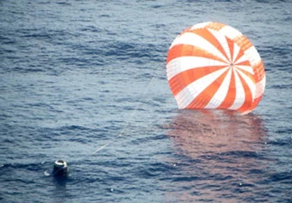 Tàu vũ trụ tư nhân đầu tiên trở về trái đất an toàn ảnh 1