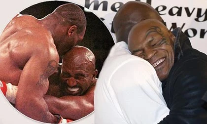 Holyfield và Tyson hết cắn tai lại ôm nhau ảnh 1
