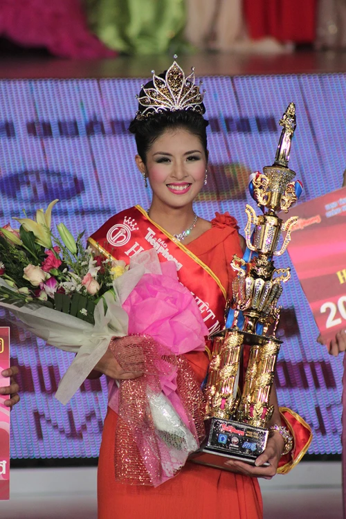 Người đẹp dính scandal ngay sau đăng quang ảnh 3