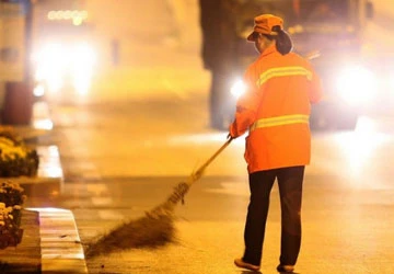 Triệu phú vẫn đi quét rác để dạy con ảnh 1