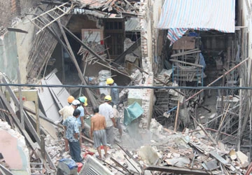 Sập nhà giữa trưa, bốn người thoát chết ảnh 1