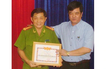 Công an TP.HCM khen thưởng cho Đội Cảnh sát đặc nhiệm. Ảnh: NGUYỄN DŨNG Công an TP.HCM khen thưởng cho Đội Cảnh sát đặc nhiệm. Ảnh: NGUYỄN DŨNG