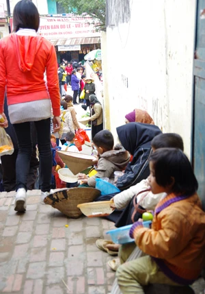 Chen lấn, xô đẩy vay tiền đầu năm ở đền Bà Chúa Kho ảnh 7 Chen lấn, xô đẩy vay tiền đầu năm ở đền Bà Chúa Kho ảnh 7