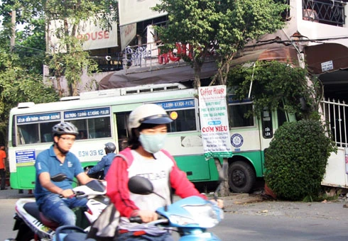 Xe buýt lao vào quán cà phê ảnh 1