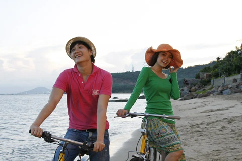 Cặp đôi Lương Mạnh Hải và Minh Hằng trong vai chàng ca sĩ Vương Hoàng và Minh Minh.