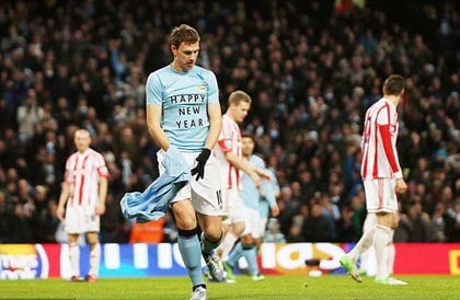 Cầu thủ ngày càng thích cởi áo bất chấp án phạt ảnh 1