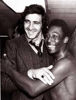 Trùm mafia bóng đá Ý Chinaglia (trái) và Pele khi còn là đồng đội của nhau. Ảnh: GETTY IMAGES