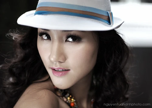 Maya cá tính với áo thun quần jean ảnh 1