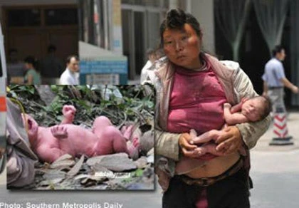 Mẹ điên cho con ở truồng, lòng thòng dây rốn ảnh 1