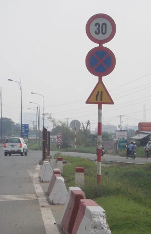 Qua cầu Rạch Chiếc sao chỉ 30 km/giờ? ảnh 1 Qua cầu Rạch Chiếc sao chỉ 30 km/giờ? ảnh 1