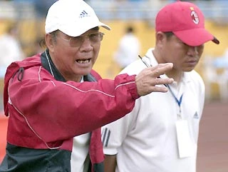 "Lương của HLV Calisto cao quá" ảnh 1