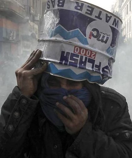 Những dụng cụ tự vệ sáng tạo của người biểu tình Cairo ảnh 2