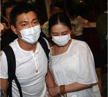 50 tuổi, Lưu Đức Hoa “ngất ngây” với hạnh phúc làm cha ảnh 2