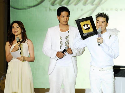 và cùng siêu mẫu Bình Minh làm MC phiên đấu giá chiếc CD đặc biệt bằng vàng, thu về 25.000 USD.