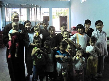 Người mẹ của 32 cô nhi ảnh 1