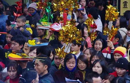 Chen lấn, xô đẩy vay tiền đầu năm ở đền Bà Chúa Kho ảnh 9 Chen lấn, xô đẩy vay tiền đầu năm ở đền Bà Chúa Kho ảnh 9