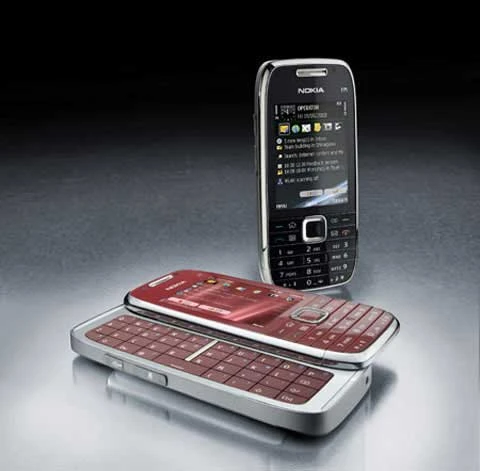 Dù có bàn phím QWERTY trượt, nhưng E75 rất gọn gàng. Ảnh: Cnet.