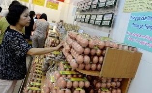 Nghi án “thổi” giá trứng ảnh 1