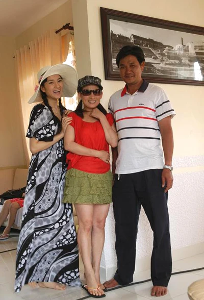 Hoa hậu Nguyễn Thị Huyền mang theo con gái đi đóng phim ảnh 4