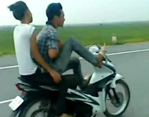 Thanh niên lái xe bằng chân chở bạn gái ảnh 1 Thanh niên lái xe bằng chân chở bạn gái ảnh 1