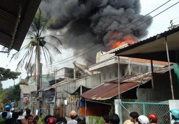 Cháy lớn ở Mộc Hóa (Long An), 30 xe máy bị thiêu rụi ảnh 1