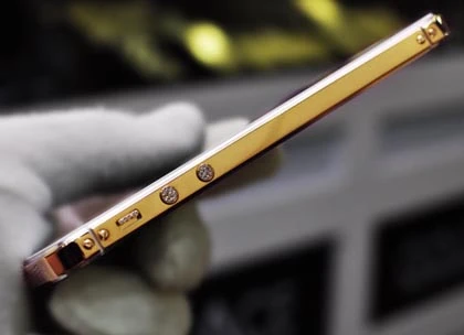 Chế "áo giáp" vàng cho iPhone 5 ảnh 3