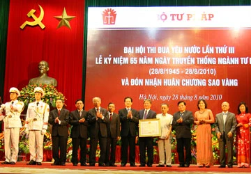 Ngành tư pháp đón nhận huân chương Sao vàng ảnh 1