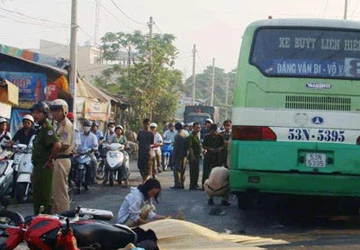 Xe buýt đụng chết một học sinh ảnh 1