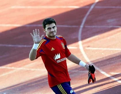 Casillas chỉ còn cách kỷ lục giữ sạch lưới 79 phút ảnh 2