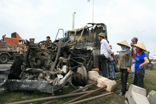 Đấu đầu trên QL 5, 2 xe container cháy rụi ảnh 1