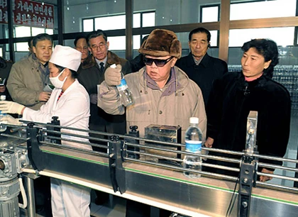 Chiếc áo khoác trứ danh của Kim Jong-il ảnh 5 Chiếc áo khoác trứ danh của Kim Jong-il ảnh 5