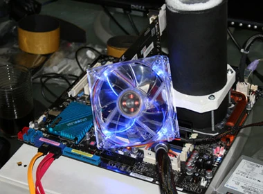 Mốt chơi máy tính Bench table ở Việt Nam